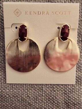 Kendra Scott "Deena" Gold Hoop Earrings in Deep Magenta And Brushed Gold